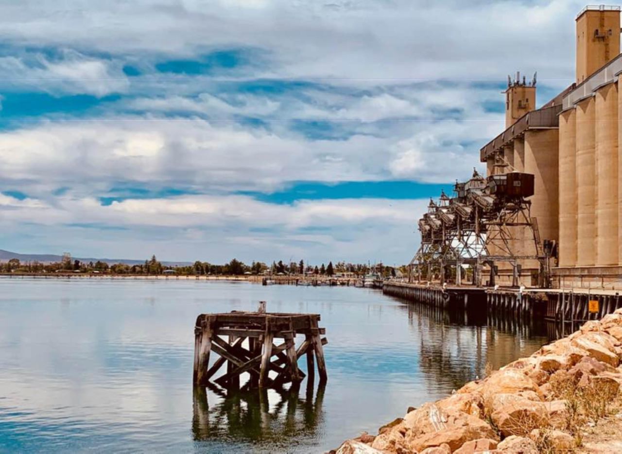 VIEW OF BUILDINGS AT WATERFRONT