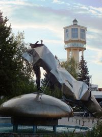 Statue of bird against sky