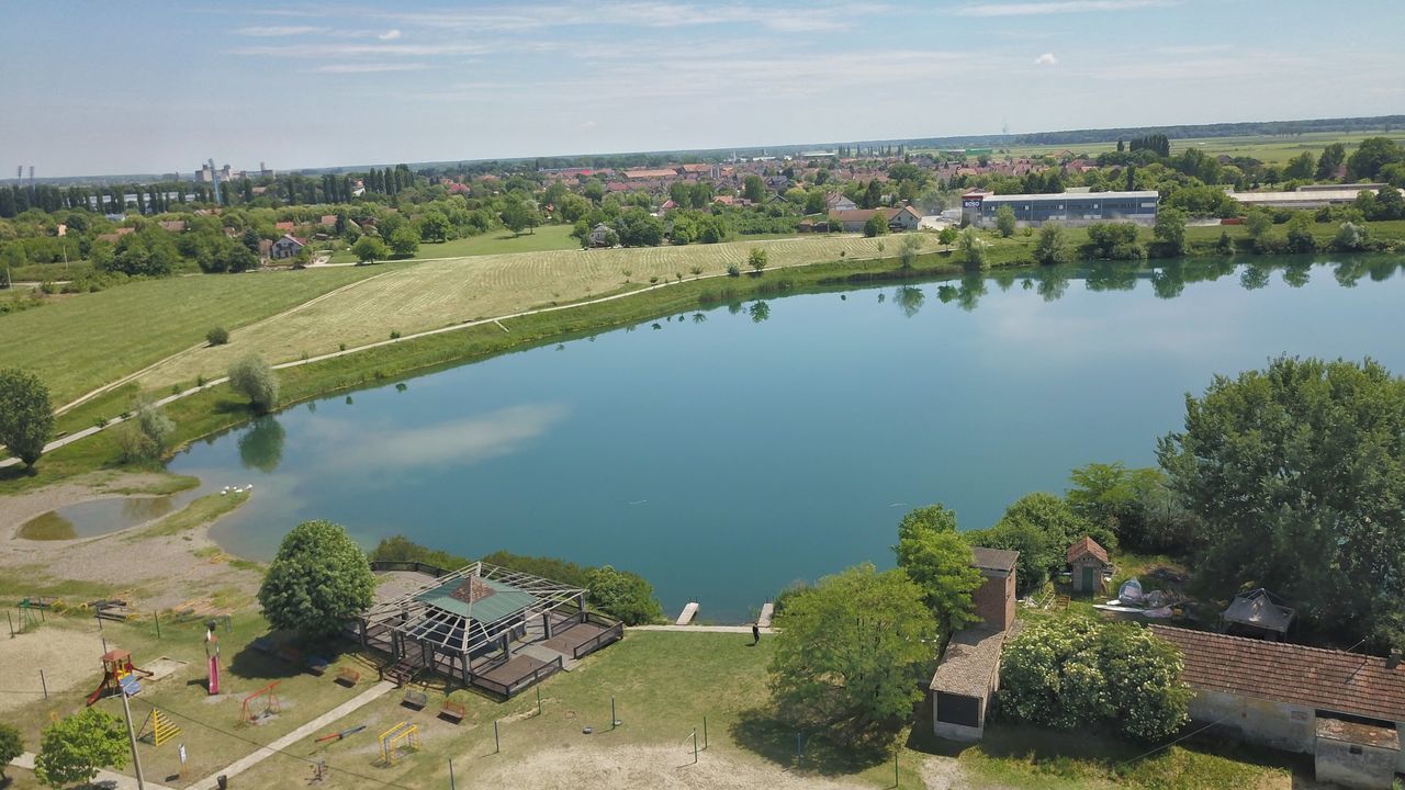 HIGH ANGLE VIEW OF RIVER AGAINST SKY