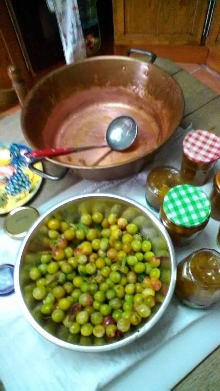 HIGH ANGLE VIEW OF FRESH VEGETABLES IN BOWL ON TABLE