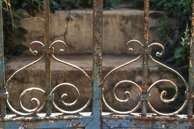 Detail of the design of an old and rusty gate 