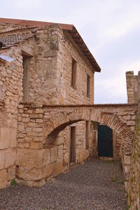 Old ruin building against sky