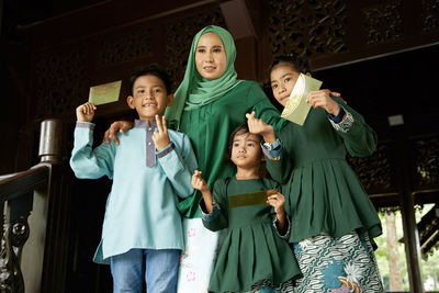 Kids happy after receiving green packet as pocket money from mother 