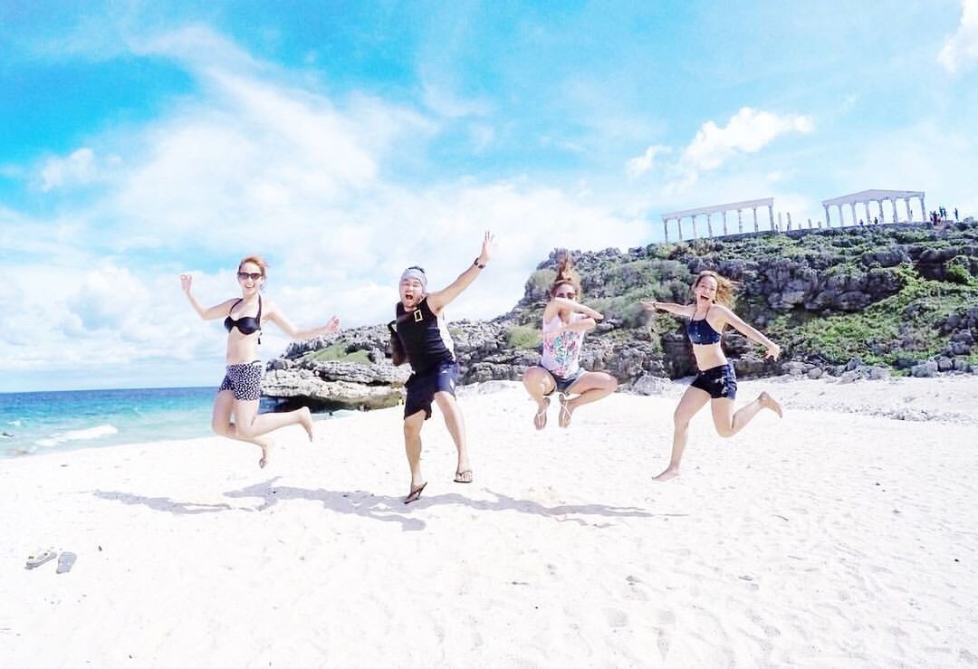 FRIENDS JUMPING ON BEACH