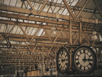 Clocks at waterloo railway station