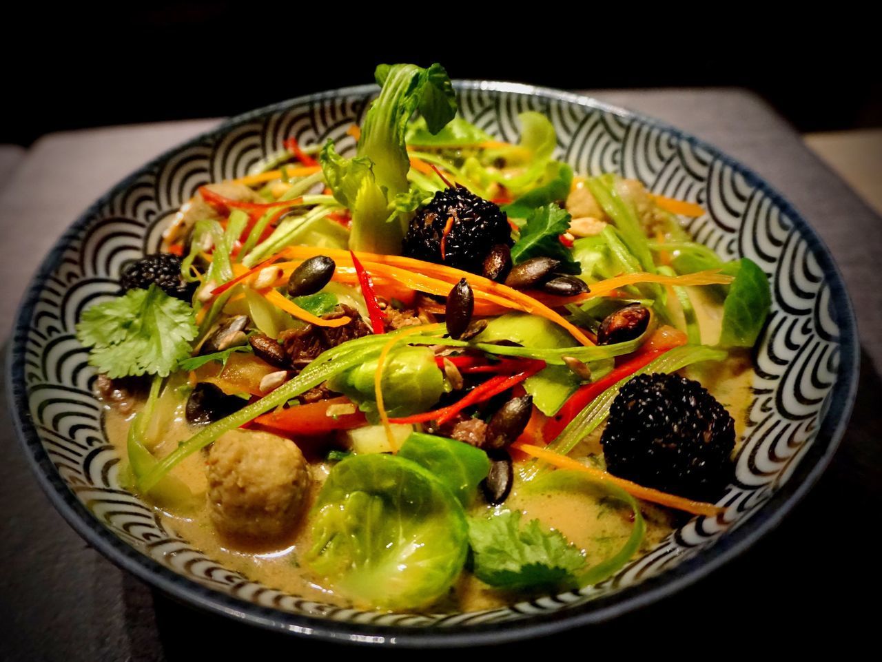 HIGH ANGLE VIEW OF FOOD IN BOWL