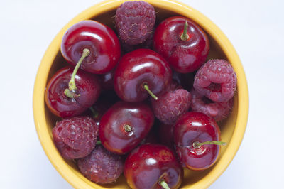 Close-up of fresh strawberries in bowl