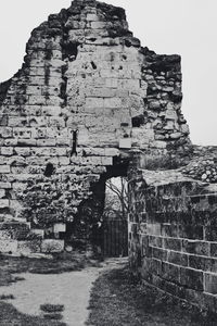 Old ruins of building against sky