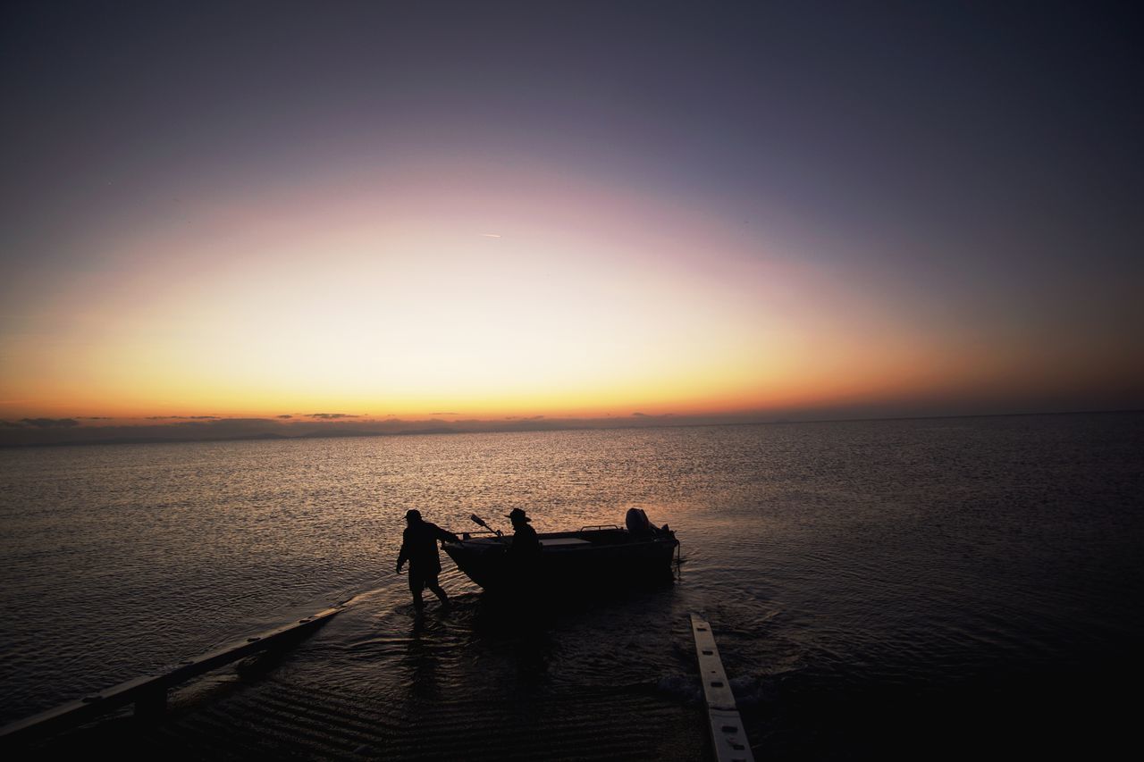 SILHOUETTE BOAT IN SEA AGAINST CLEAR SKY