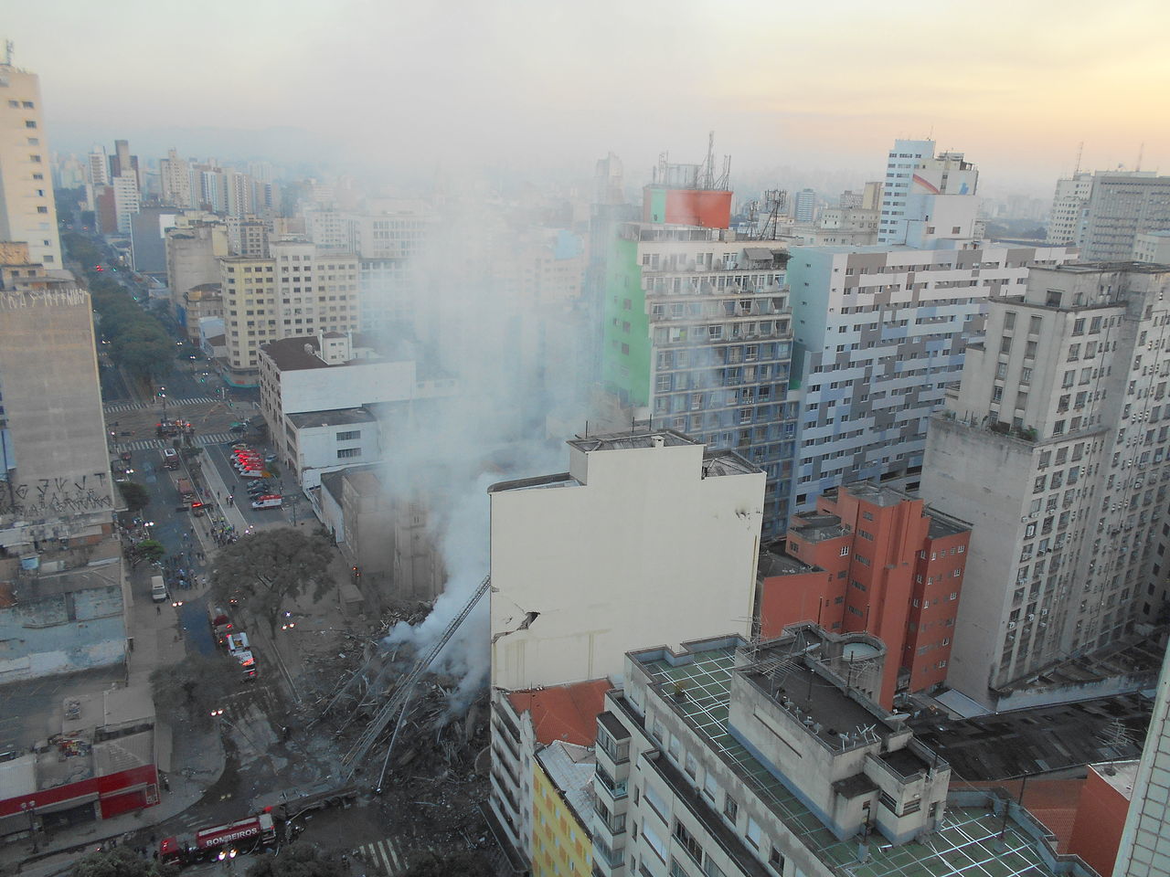 HIGH ANGLE VIEW OF BUILDINGS AGAINST SKY IN CITY