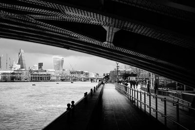 Footbridge over thames river