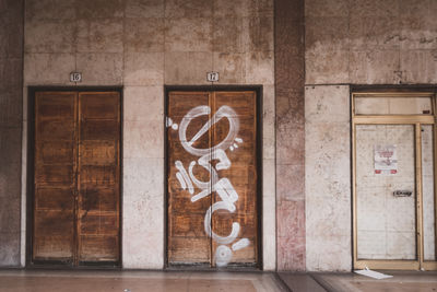 Text on door of building