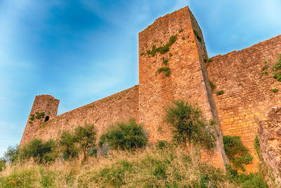 Medieval fortified city walls of the scenic town of monteriggioni, tuscany, italy