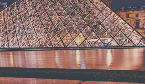 Metallic structure in building