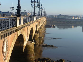 Pont de pierre over garonne river