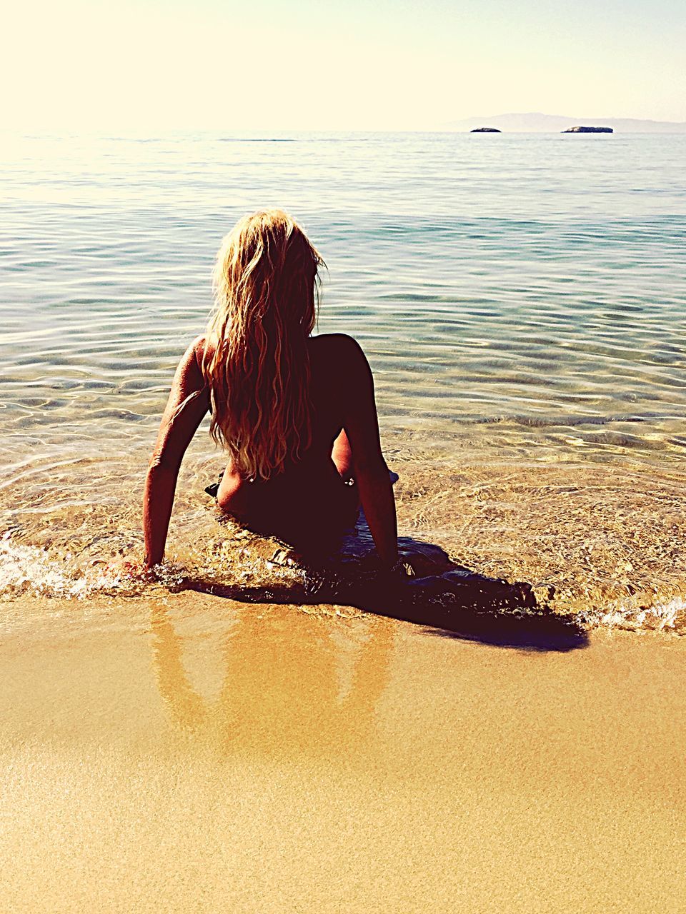 sea, beach, water, shore, leisure activity, lifestyles, horizon over water, sand, rear view, vacations, person, full length, tranquility, tranquil scene, sunlight, standing, nature, wave