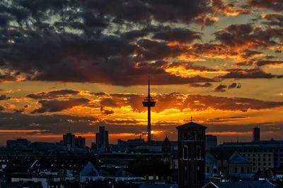 Sonnenuntergang über kölner skyline 