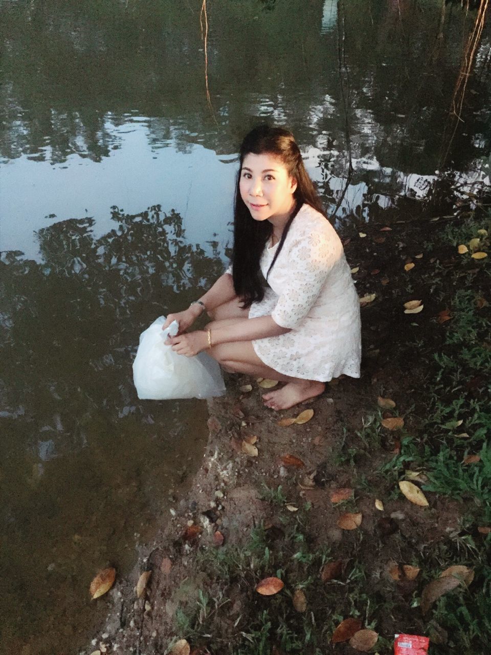 person, lifestyles, leisure activity, looking at camera, water, portrait, casual clothing, lake, young adult, front view, three quarter length, full length, smiling, young women, tree, sitting, standing, happiness