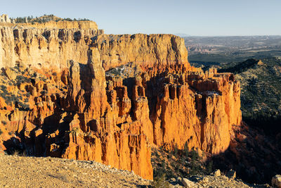 Far away zoom shot of bryce canyon national park of the hoodoos at inspiration point