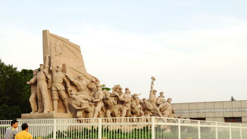 Statue against sky