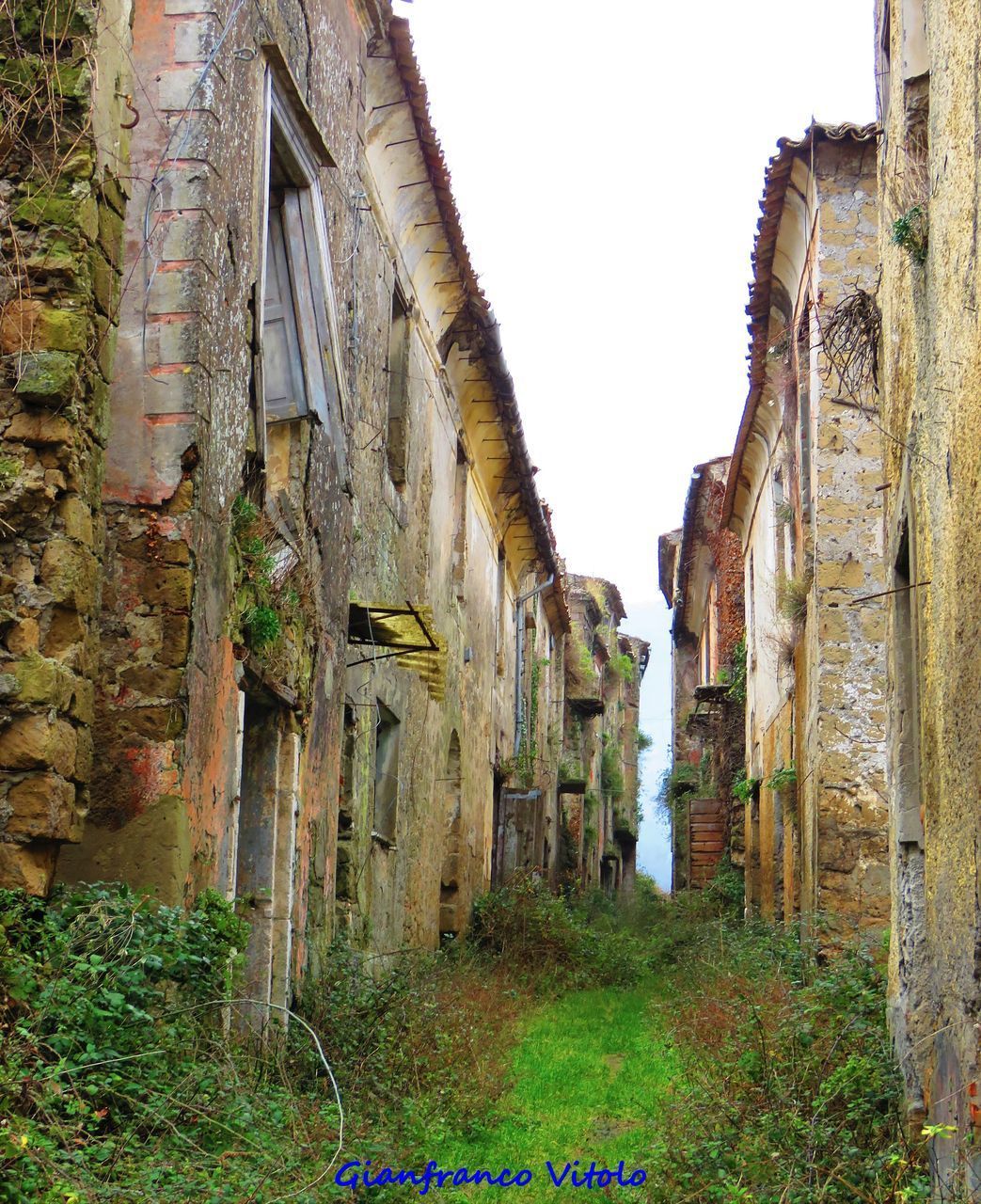 LOW ANGLE VIEW OF OLD BUILDINGS AGAINST SKY