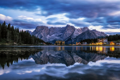 Lake misurina and mount sorapiss sunrise view. famous landmark in dolomite, italy.