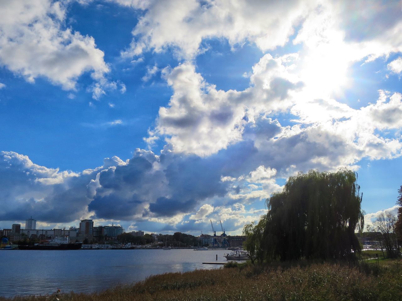 RIVER BY CITY AGAINST SKY