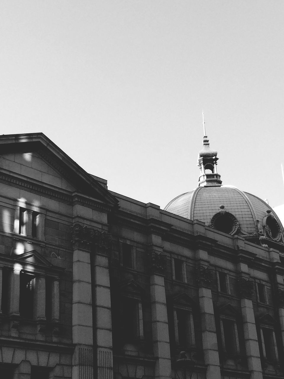 architecture, building exterior, built structure, low angle view, dome, window, clear sky, copy space, city, high section, day, spire, history, sky, outdoors, city life, no people, old town, historic, government