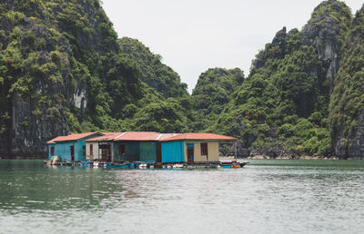 Houses in lake against mountains