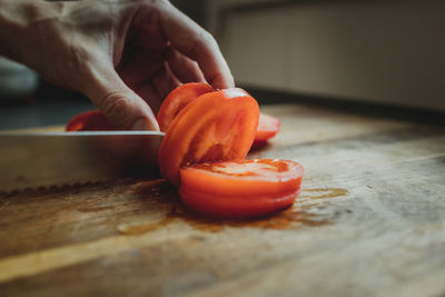 Cutting tomatos for pizza