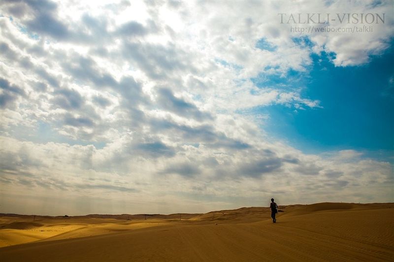 sky, cloud - sky, landscape, full length, sand, men, leisure activity, lifestyles, desert, cloud, tranquil scene, tranquility, walking, scenics, cloudy, nature, arid climate, rear view