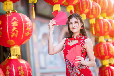 Portrait of woman with red balloons