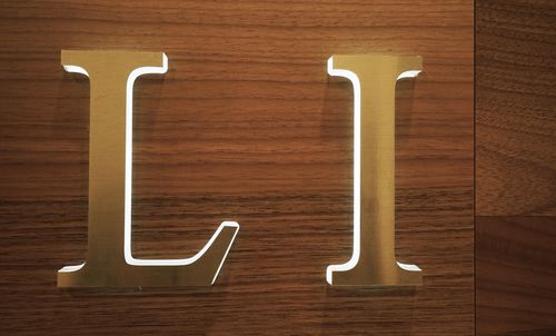 Letter l and i on wooden background