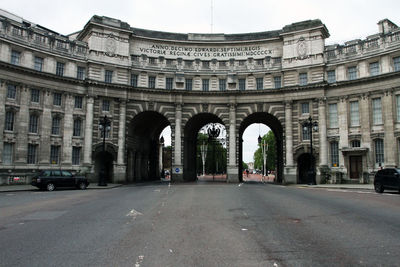 Road by admiralty arch