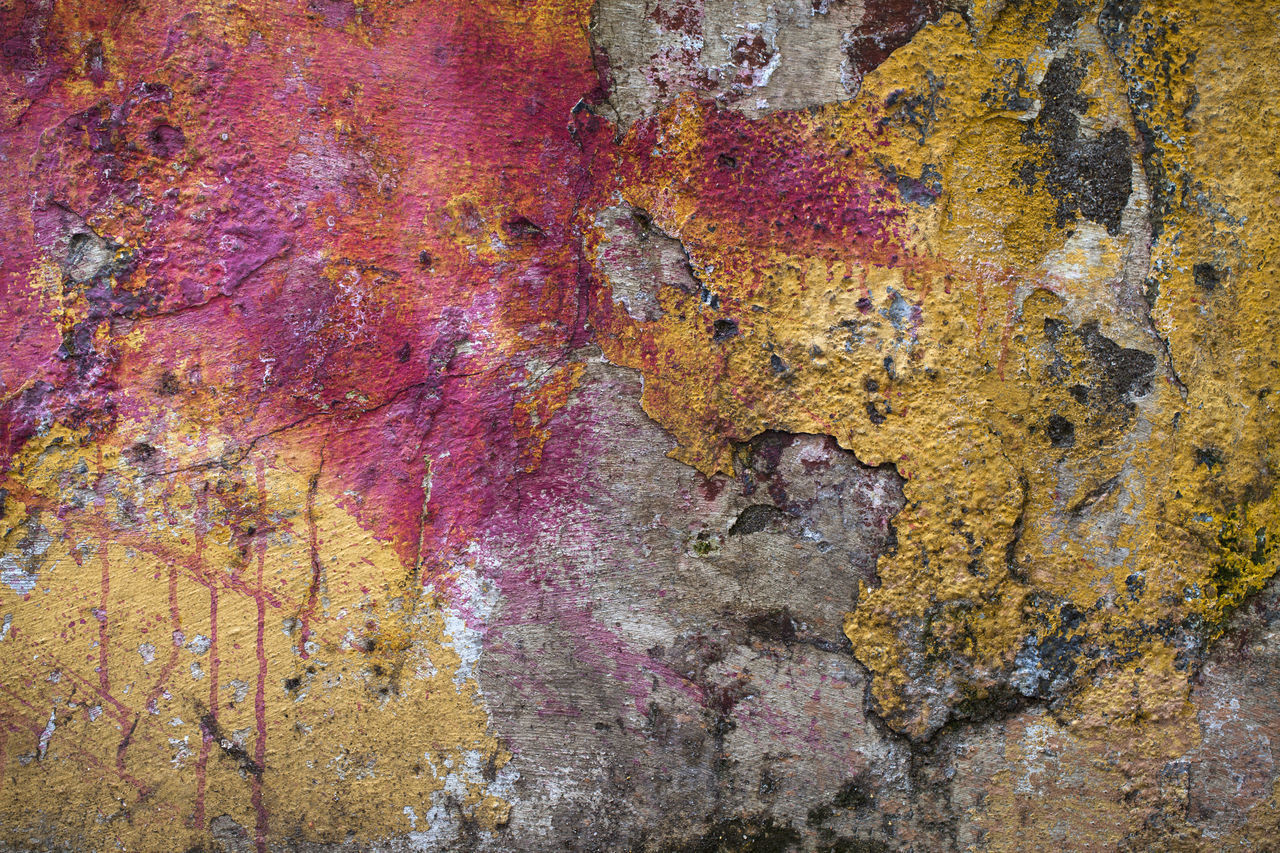 FULL FRAME SHOT OF OLD RUSTY METAL WALL