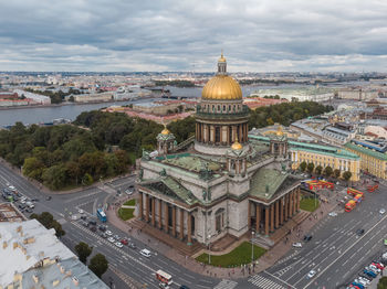 Saint isaacs cathedral in saint petersburg. large orthodox church with golden dome and colonnade.