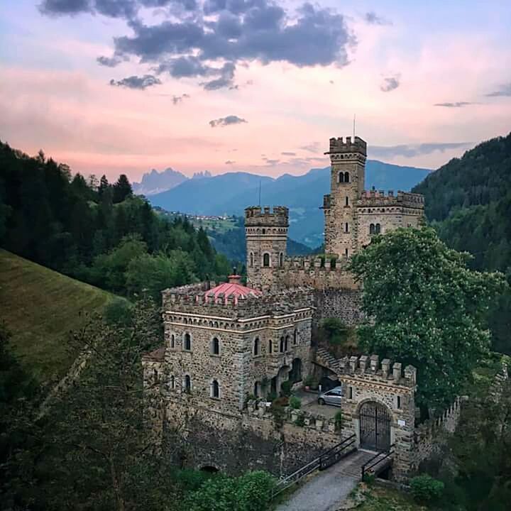 VIEW OF HISTORIC BUILDING AGAINST SKY