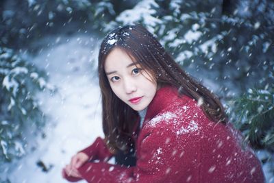 Portrait of a smiling young woman in winter