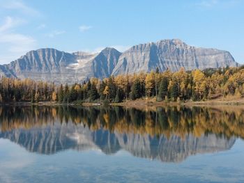 Scenic view of lake and mountains against sky in autumn