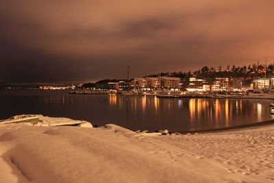 Reflection of lights in the water at dawn - lysaker