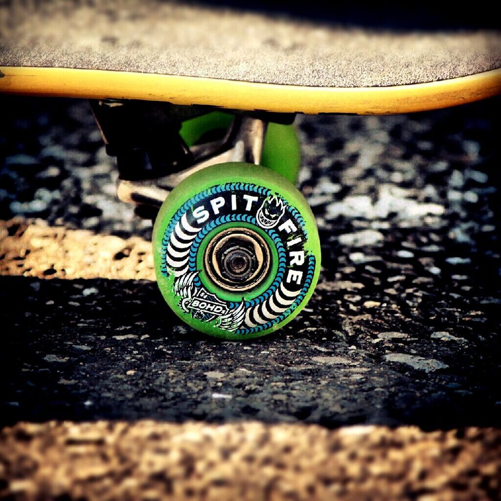 close-up, snail, street, animal shell, selective focus, one animal, single object, high angle view, no people, focus on foreground, day, outdoors, wheel, metal, animal themes, surface level, wildlife, circle, sunlight, ground