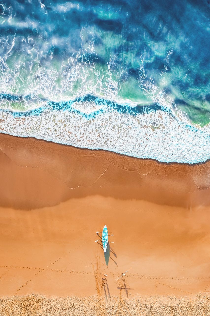 MIDSECTION OF MAN ON BEACH