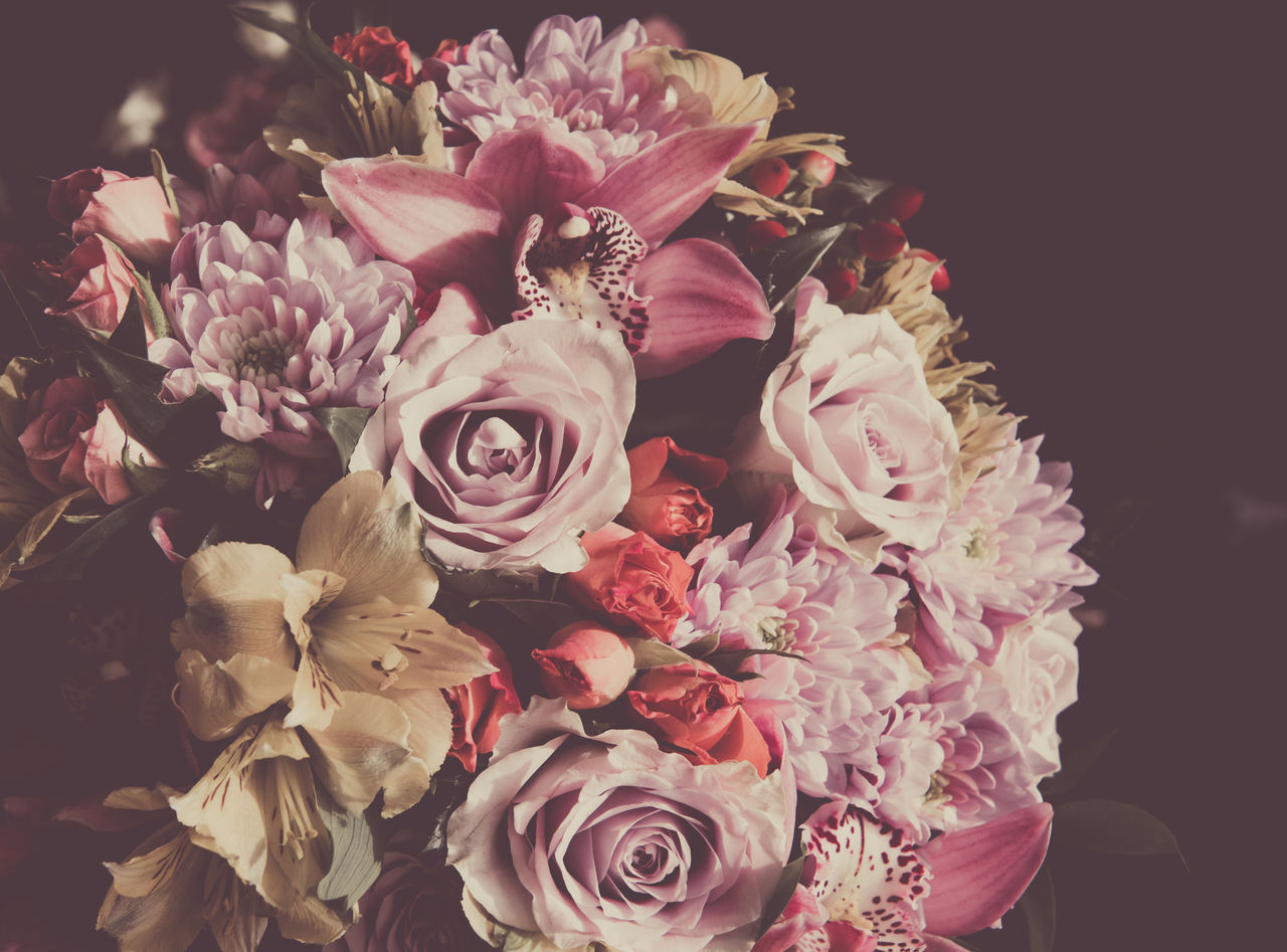 CLOSE-UP OF PINK ROSE BOUQUET