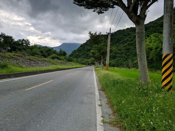 Road amidst trees and plants against sky
taiwan hualien