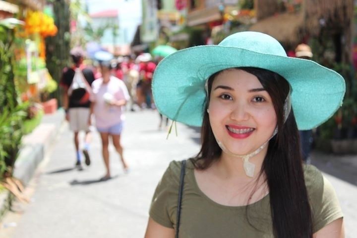 PORTRAIT OF YOUNG WOMAN STANDING ON STREET