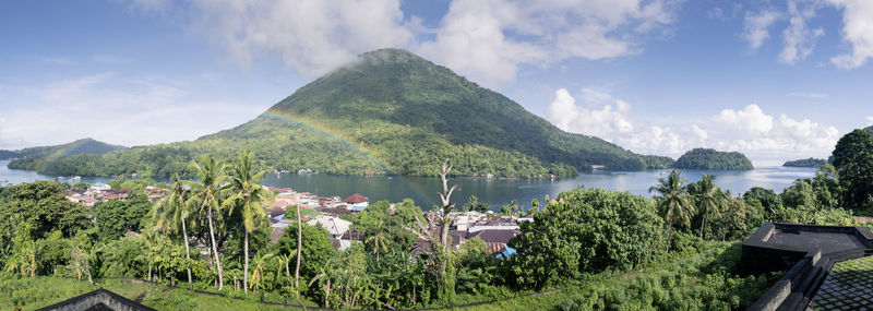 Panoramic view of lake and mountains against sky