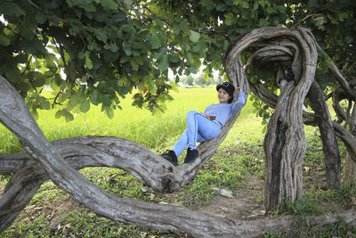 Female tourists sleeping on the vine.