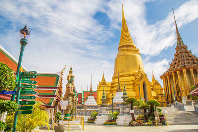 Wat phra kaew, temple of the emerald buddha wat phra kaew is one of bangkok'place
