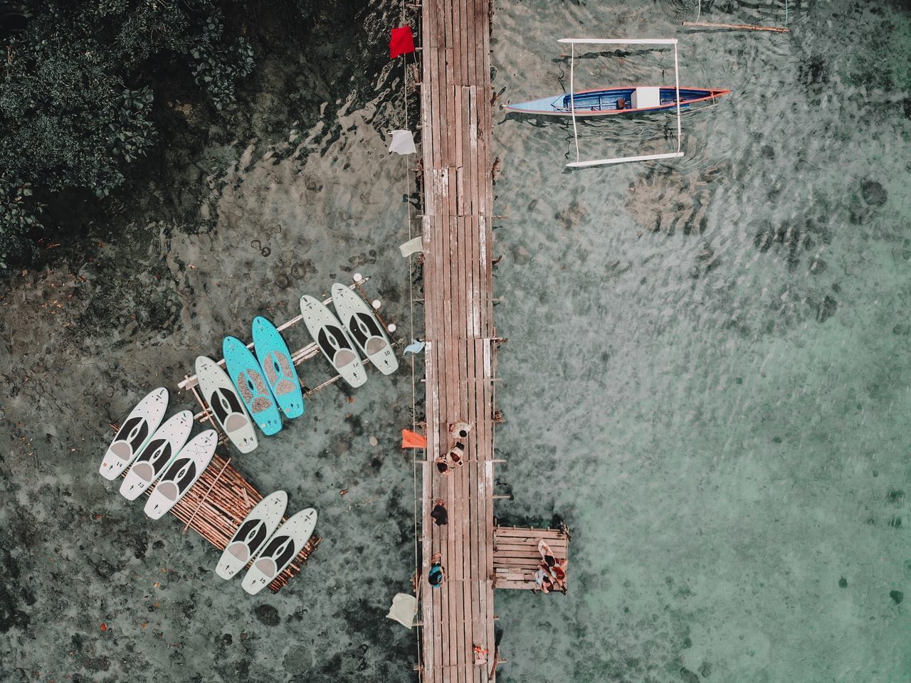 HIGH ANGLE VIEW OF CHAIRS AT BEACH