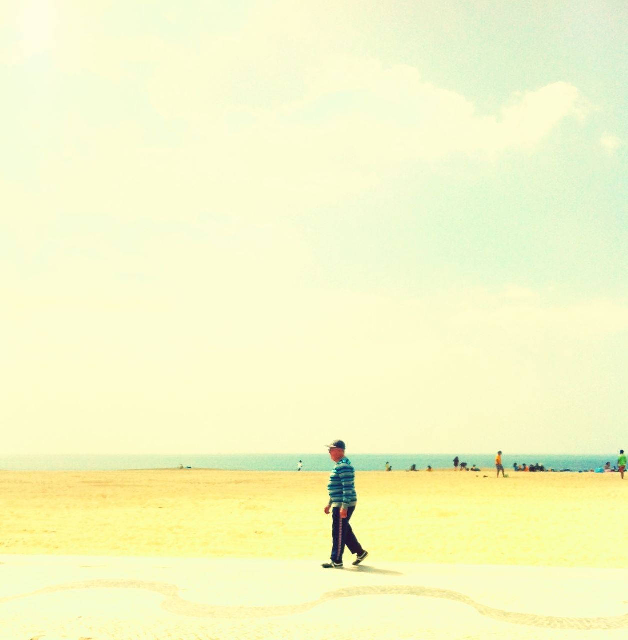 beach, sand, sea, shore, full length, horizon over water, lifestyles, leisure activity, water, rear view, sky, childhood, vacations, casual clothing, tranquil scene, tranquility, scenics, beauty in nature